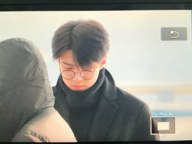 EXO、悲しみの中で出国中