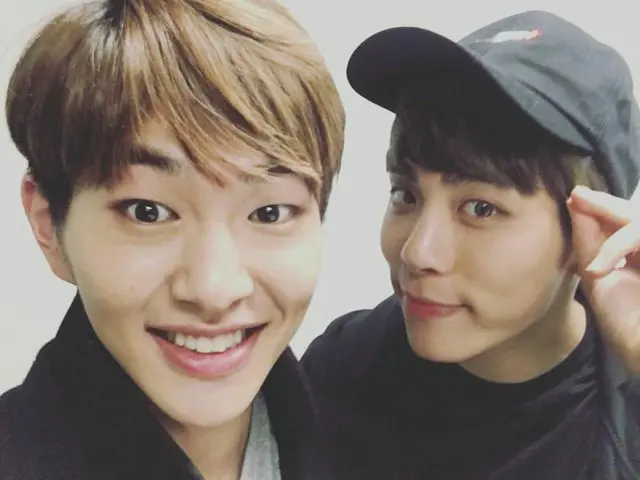 SHINee オンユ、今朝、久々のSNSに黒の写真と共に書き込み