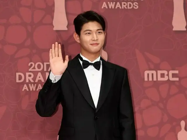 俳優イ・ソウォン、「2017MBC演技大賞」レッドカーペットに参加中