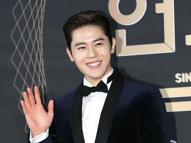 ZE：A キム・ドンジュン、レッドカーペットに参加中。