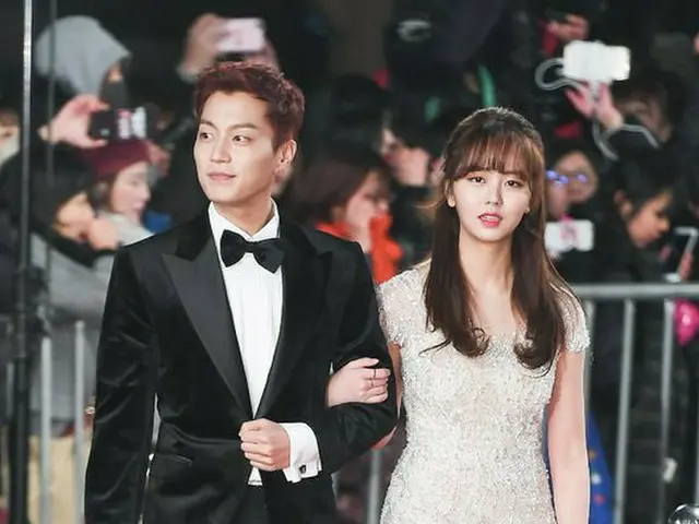 Highlight ドゥジュン、女優キム・ソヒョン、レッドカーペットに参加中