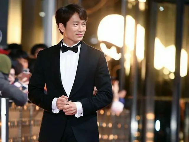 俳優チソン、レッドカーペットの行事中