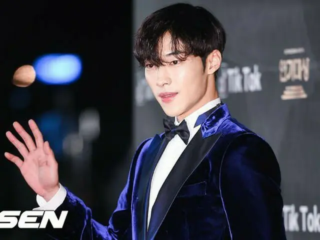 俳優ウ・ドファン、レッドカーペットに参加中