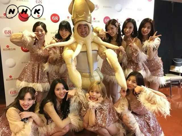 TWICE、「キャラクターの国」日本で「イカ大王さま」と集合写真