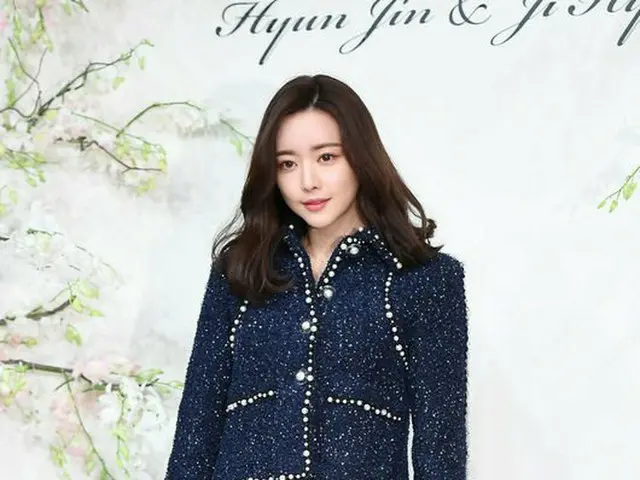 女優ホン・スア、野球選手リュ・ヒョンジンの挙式に出席