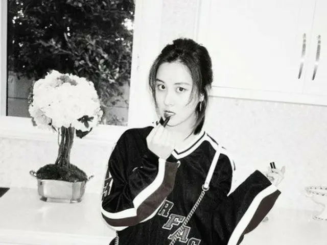 少女時代 ソヒョン、白黒写真で魅力発散