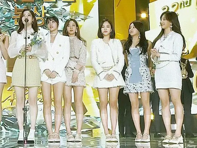 TWICE ダヒョン、マイクの高さが合わず…チェヨンとジヒョが気づいてからかう
