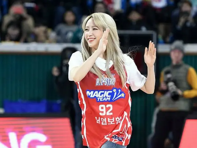 EXID ハニ、始球式