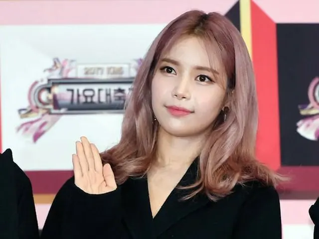 MAMAMOO ソラ、両脇を抱えられながら帰国。
