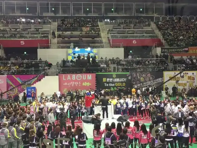 世にも珍しいKPOPアイドルの「大集団群舞」