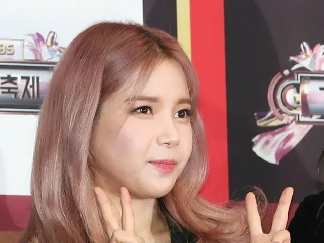 両脇を抱えられながら帰国したMAMAMOO ソラ、マレーシアでのK-WAVE MUSIC FESTIVALリハ中に腰を負傷。