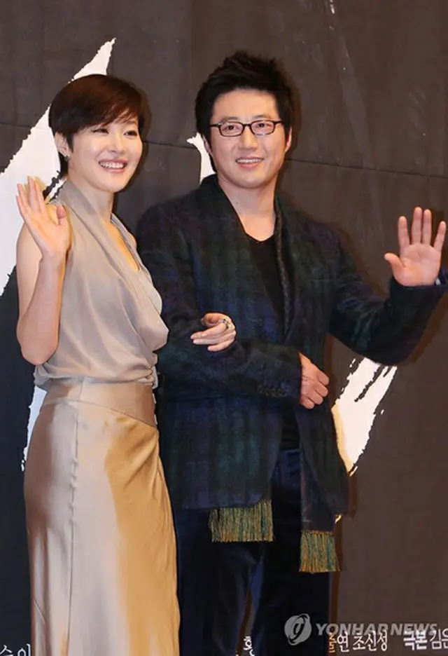 俳優パク・シニャン（右）と女優オム・ジウォン