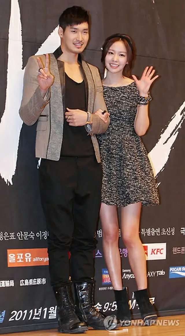 女優キム・アジュン（右）と俳優チョン・ギョウン