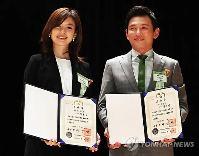 ファン・ジョンミン（右）とハン・ヒョジュ