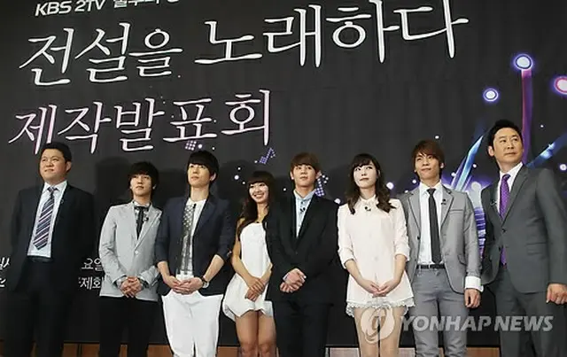 、左からタレントのキム・グラ、SUPER JUNIORのイェソン、2AMのチャンミン、SISTARのヒョリン、BEASTのヨソプ、IU（アイユー）、SHINeeのジョンヒョン、シン・ドンヨプ