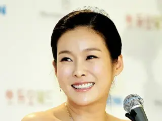結婚式の前に記者会見を行うヒョンヨン