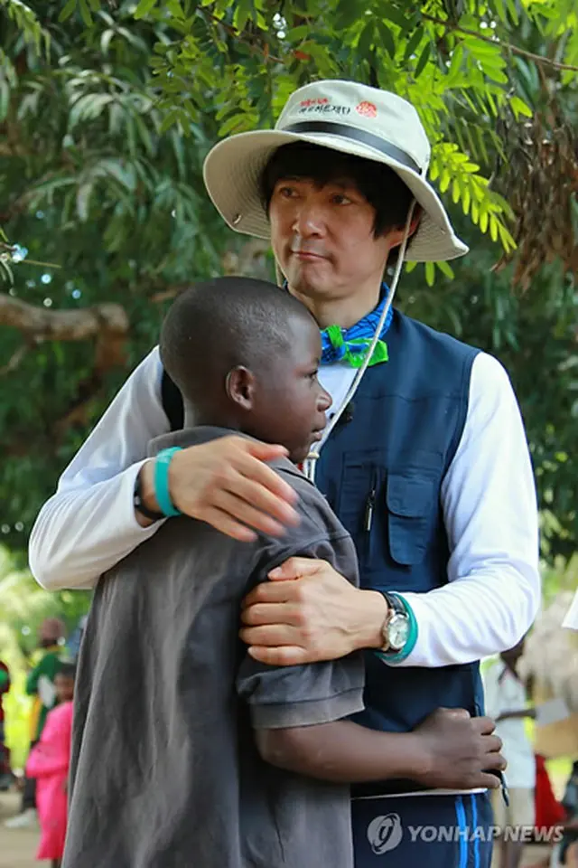 タンザニアの子どもたちに会う俳優チェ・スジョン