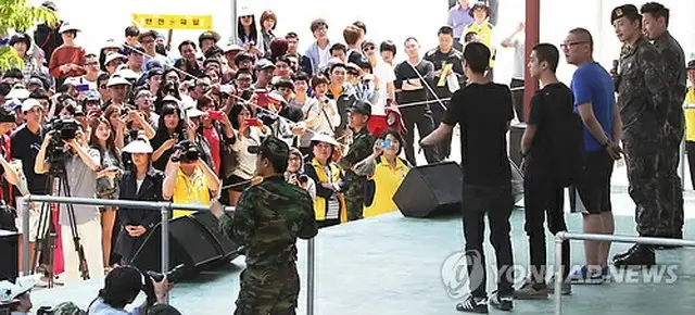 「現役兵入営文化祭」に出席した兵務広報大使のRain(ピ)