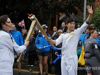 英マンチェスター近郊で五輪聖火ランナーを務めたイ・スンギ