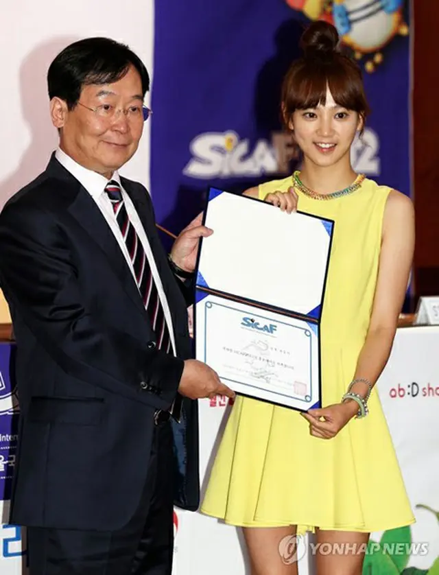 女優ユン・スンア（右）