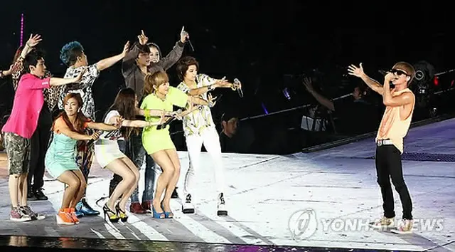 「SUPER JUNIOR」と「f(x)」の合同ステージ