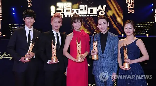 左から男優新人賞KAI、男優主演賞キム・ジュンス、女優主演賞オク・チュヒョン、男優助演賞キム・ホヨン、女優助演賞オ・ソヨン