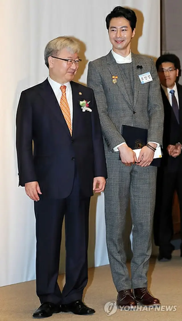 俳優チョ・インソン（右）