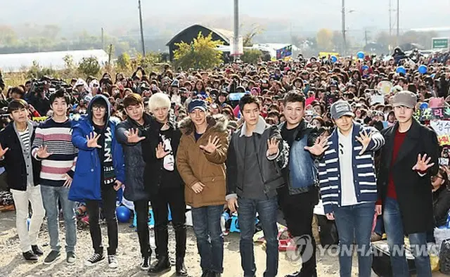 駆け付けた「SUPER JUNIOR」のメンバーたちと