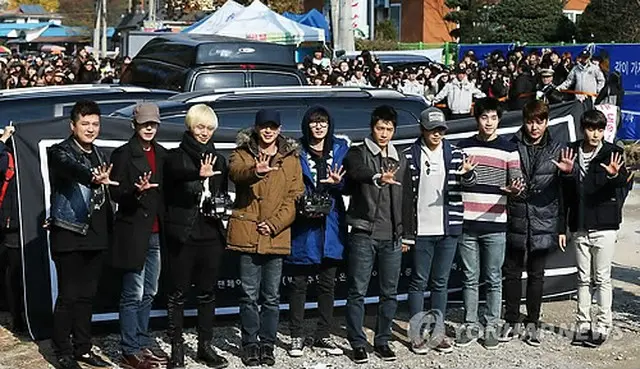 駆け付けた「SUPER JUNIOR」のメンバーたちと