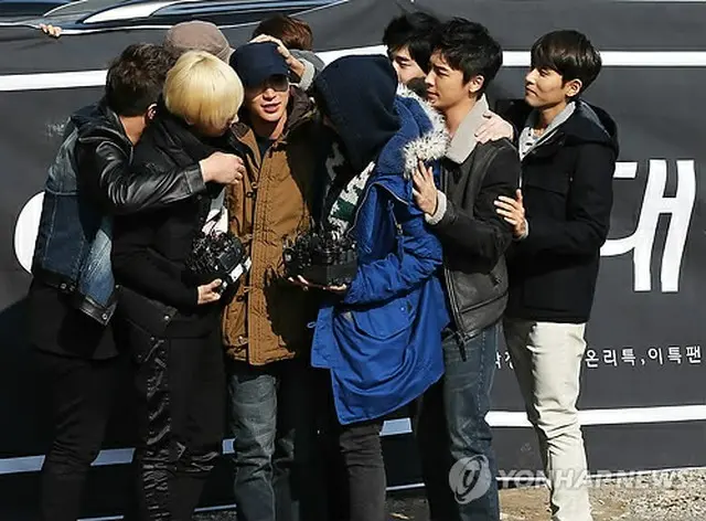 駆け付けた「SUPER JUNIOR」のメンバーたちと