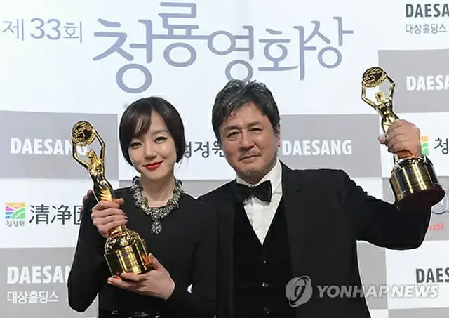 男女主演賞を受賞したチェ・ミンシク（右）とイム・スジョン