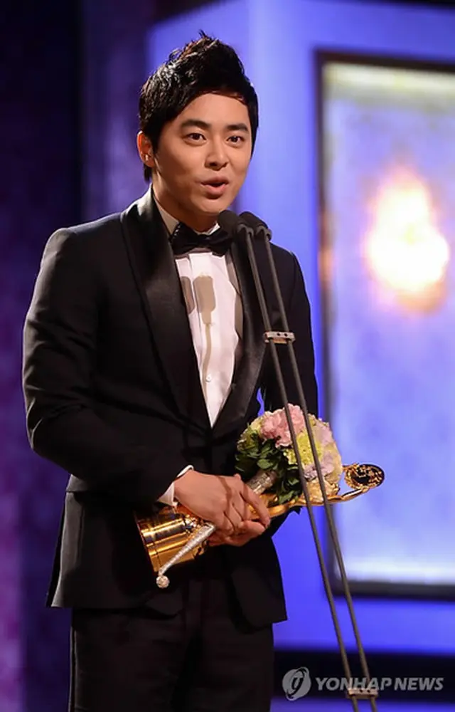 新人男優賞を受賞したチョ・ジョンソク