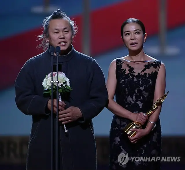 最優秀作品賞「ピエタ」のキム・ギドク監督と女優チョ・ミンス