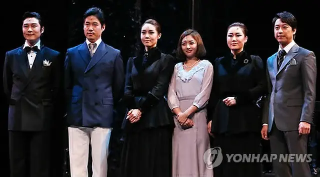 左からリュ・ジョンハン、ユ・ジュンサン、オク・チュヒョン、イム・ヘヨン、シン・ヨンスク、オ・マンソク