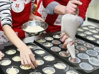 カップルと共にパン作りボランティアに参加したチェ・ユンヨン