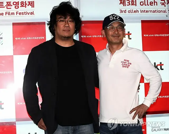 左からポン・ジュノ監督、イ・ジュンイク監督