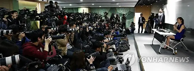 結婚記者会見を開いた歌手チャン・ユンジョン