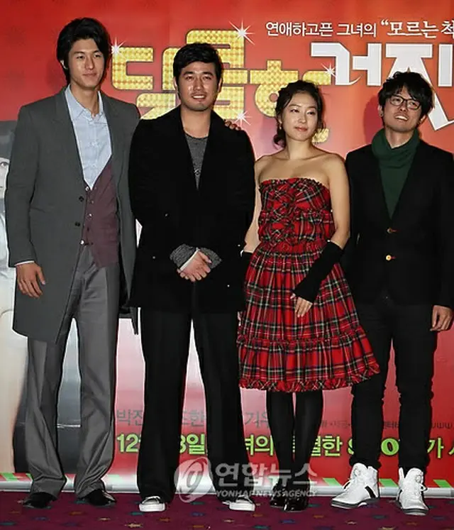 （左から）イ・ギウ、チョ・ハンソン、パク・チニ、チョン・ジョンファ監督