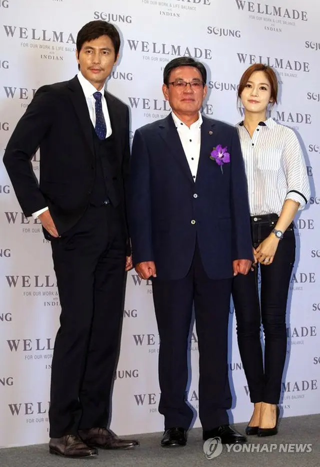 パク・スンホセジョングループ会長（中央）と俳優チョン・ウソン、女優ソン・ユリ