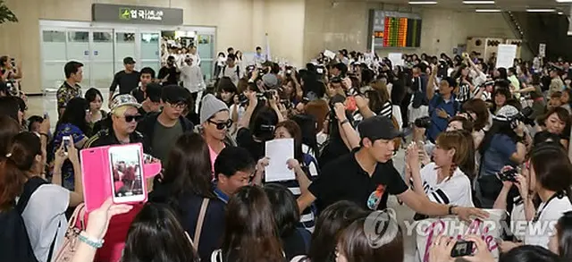 「SUPER JUNIOR」を取り囲むファンたち