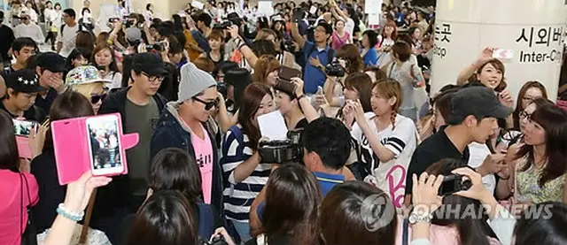 「SUPER JUNIOR」を取り囲むファンたち