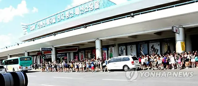 「SUPER JUNIOR」を取り囲むファンたち