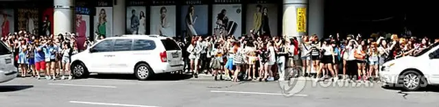 「SUPER JUNIOR」を取り囲むファンたち