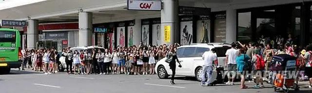 「SUPER JUNIOR」を取り囲むファンたち