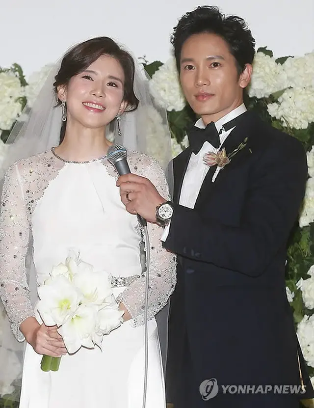 結婚式を前に記者会見に臨んだ俳優チソンと女優イ・ボヨン