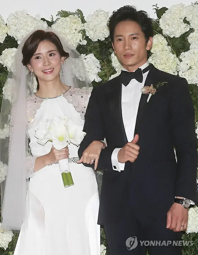 結婚式を前に記者会見に臨んだ俳優チソンと女優イ・ボヨン