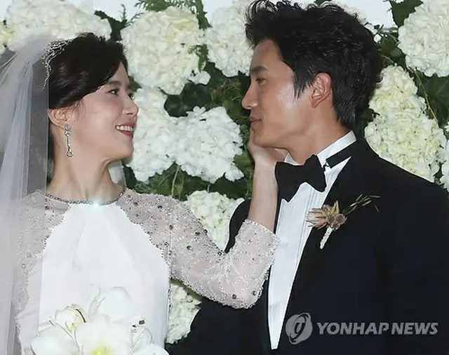 結婚式を前に記者会見に臨んだ俳優チソンと女優イ・ボヨン