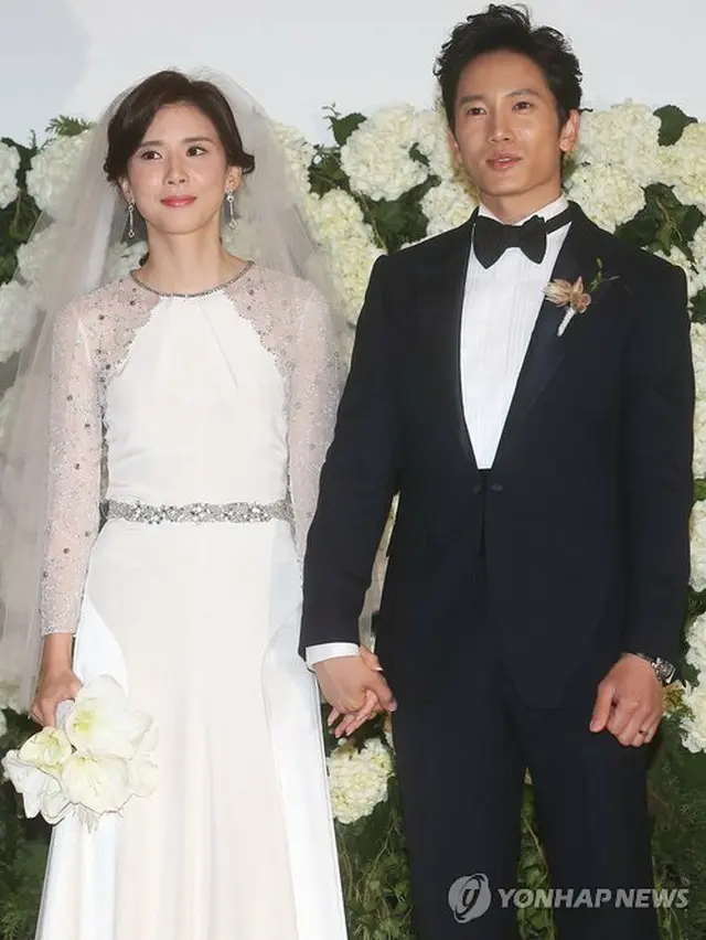 結婚式を前に記者会見に臨んだ俳優チソンと女優イ・ボヨン