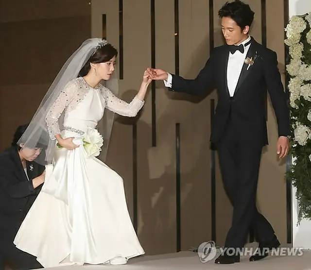 結婚式を前に記者会見に臨んだ俳優チソンと女優イ・ボヨン