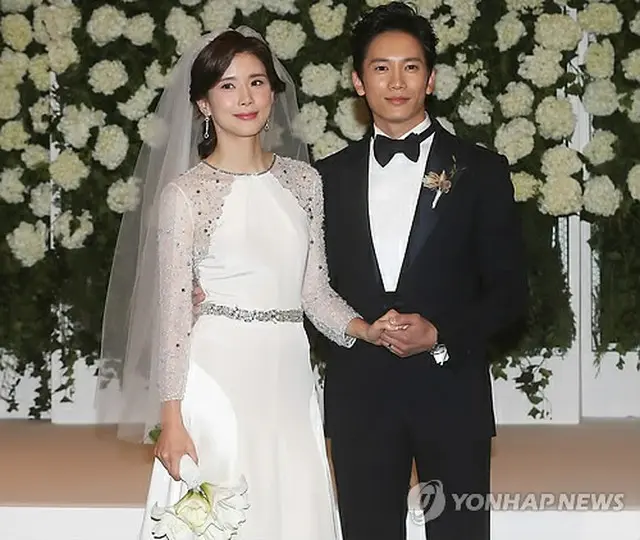 結婚式を前に記者会見に臨んだ俳優チソンと女優イ・ボヨン
